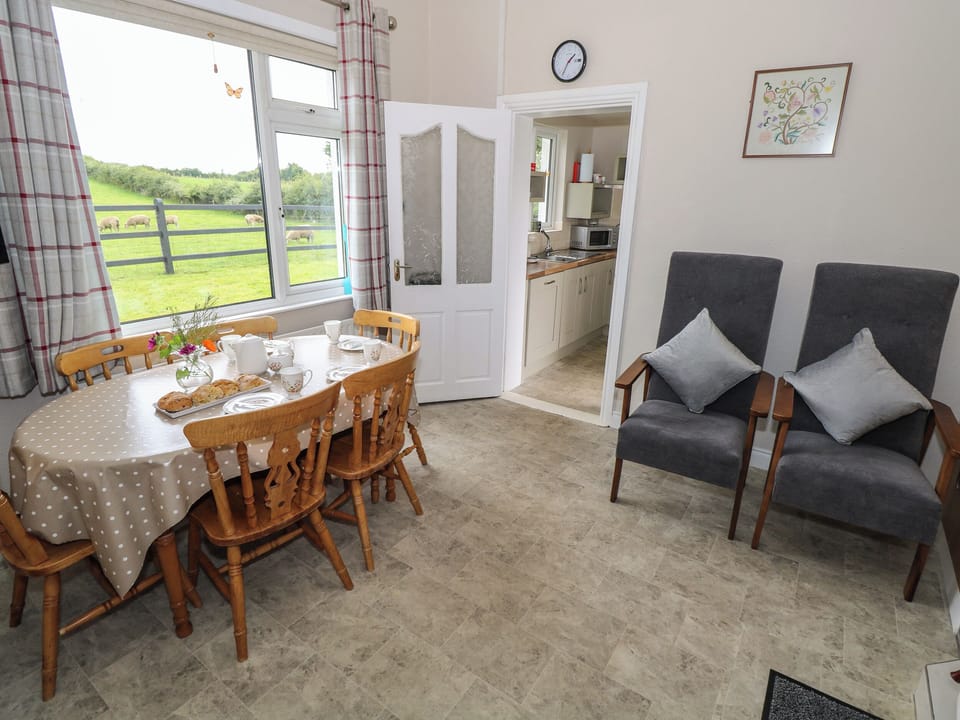 Cottage | Dining