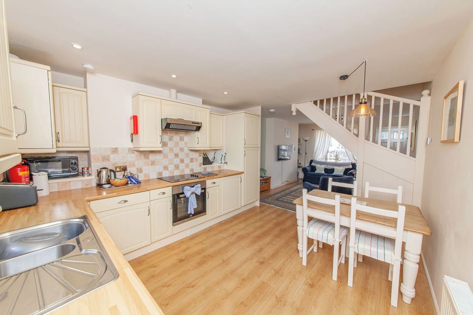 Cottage | Private kitchen | Dishwasher, cookware/dishes/utensils