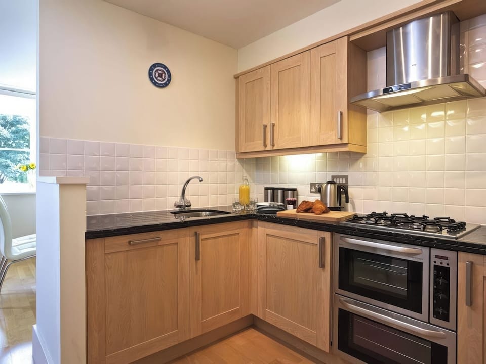 Cottage | Private kitchen | Dishwasher, cookware/dishes/utensils