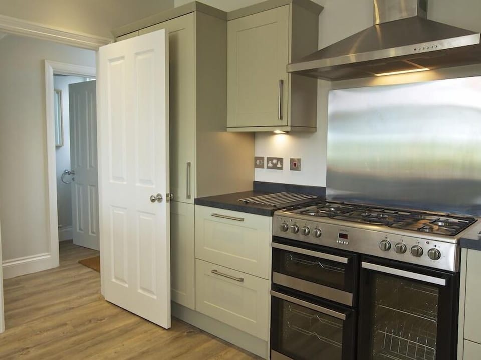 Cottage | Private kitchen | Dishwasher, cookware/dishes/utensils