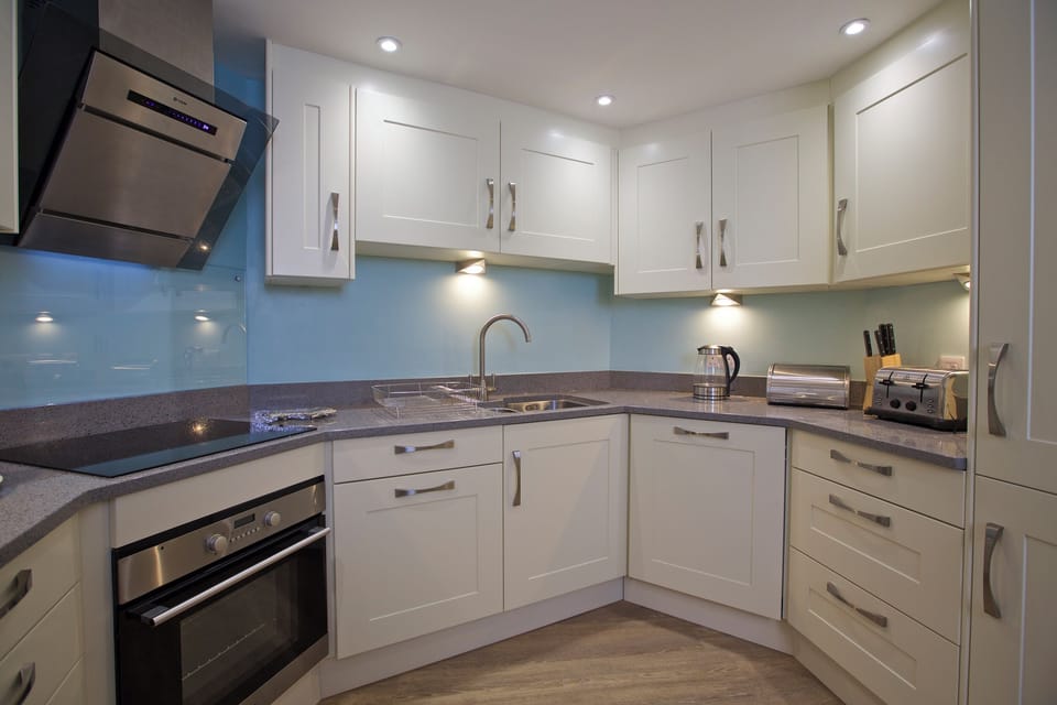 Cottage | Private kitchen | Dishwasher, cookware/dishes/utensils