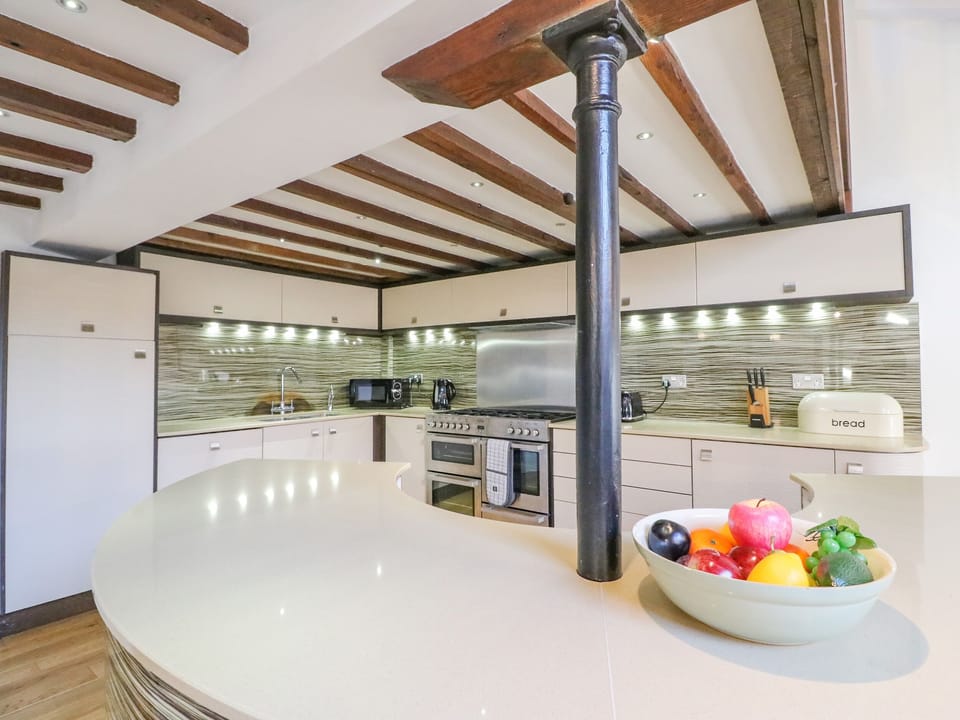Cottage | Private kitchen | Dishwasher, cookware/dishes/utensils