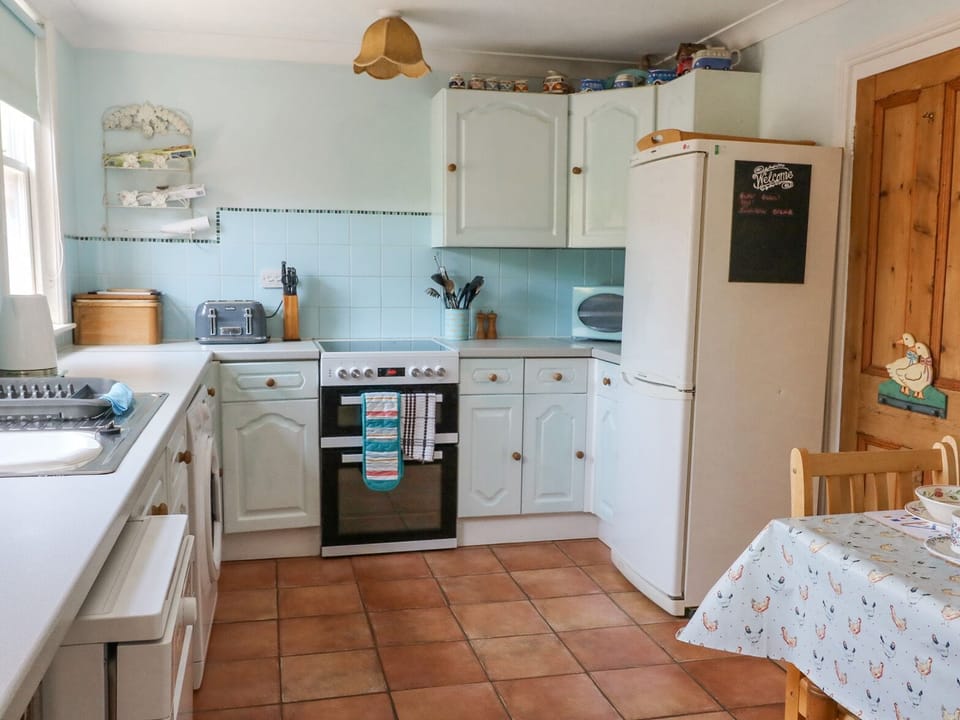 Cottage | Private kitchen | Dishwasher, cookware/dishes/utensils
