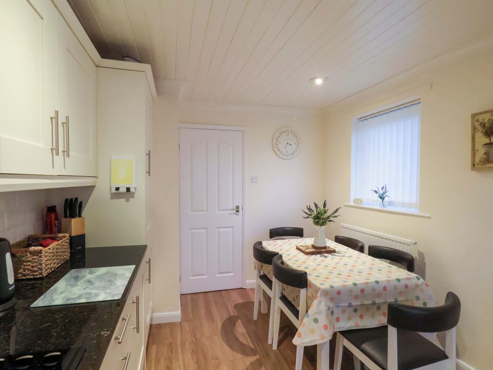 Cottage | Dining