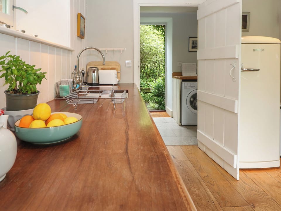 Cottage | Private kitchen | Fridge, stovetop, dishwasher, cookware/dishes/utensils