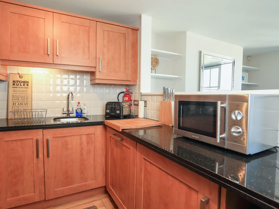 Cottage | Private kitchen | Dishwasher, cookware/dishes/utensils