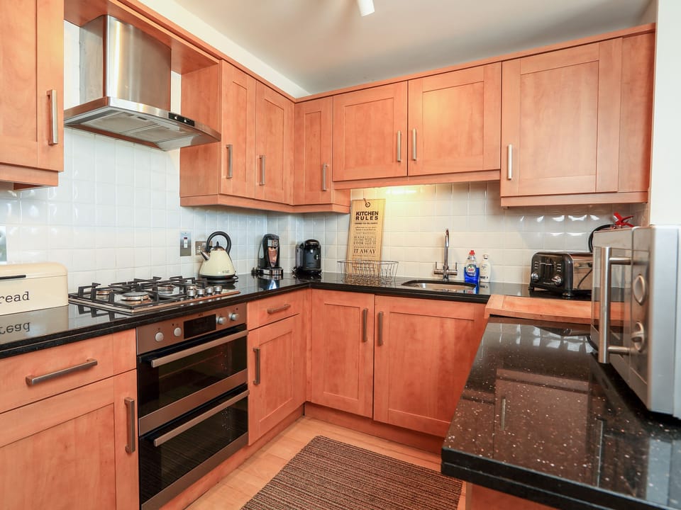 Cottage | Private kitchen | Dishwasher, cookware/dishes/utensils