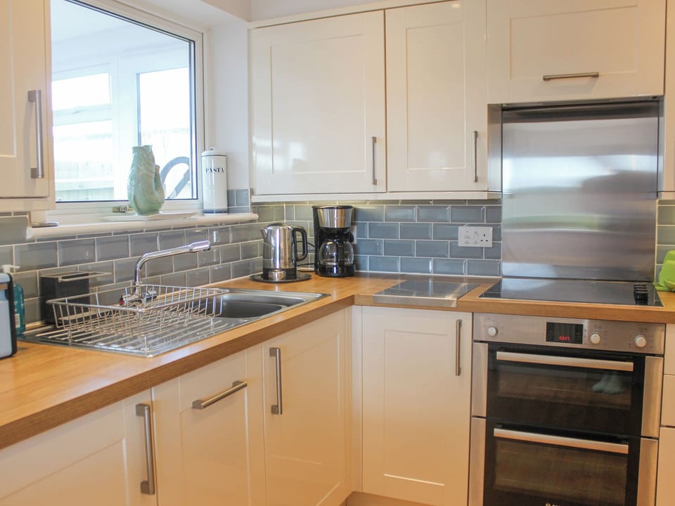 Cottage | Private kitchen | Dishwasher, cookware/dishes/utensils