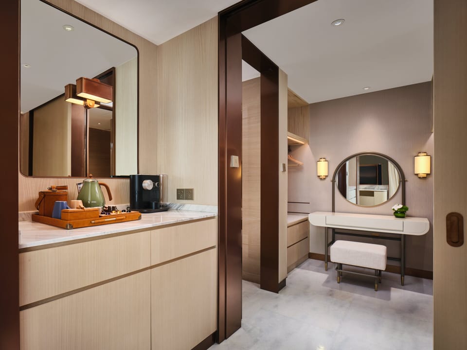 Premium Studio, Club Lounge Access, River View | Down comforters, minibar, in-room safe, desk