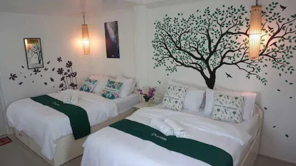 Deluxe Triple Room, Multiple Beds | Desk, free WiFi, bed sheets