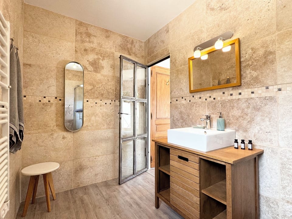 Double Room (Chambre Lili) | Bathroom | Shower, rainfall showerhead, free toiletries, hair dryer
