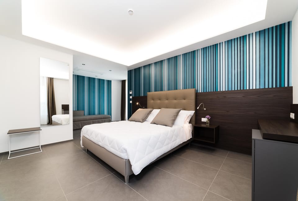 Premium bedding, down comforters, minibar, in-room safe