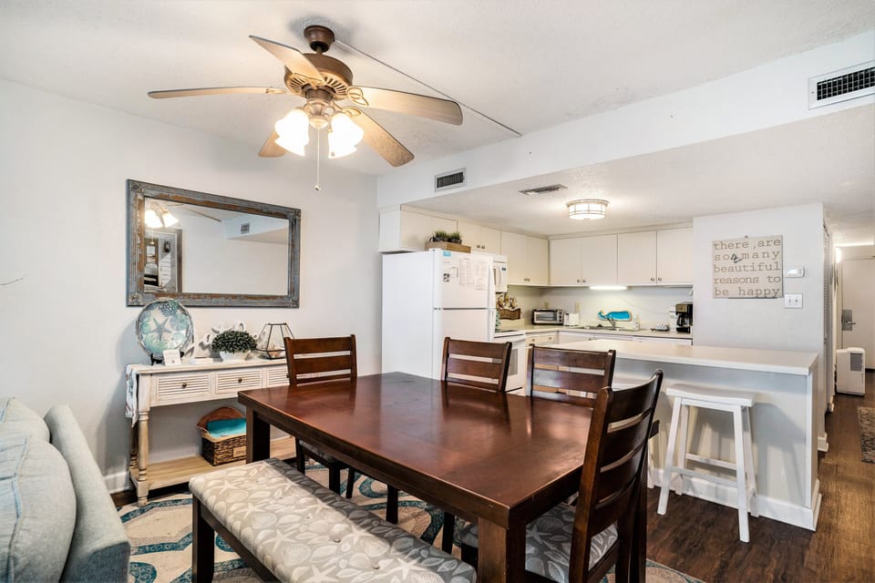 Condo, 2 Bedrooms | Dining