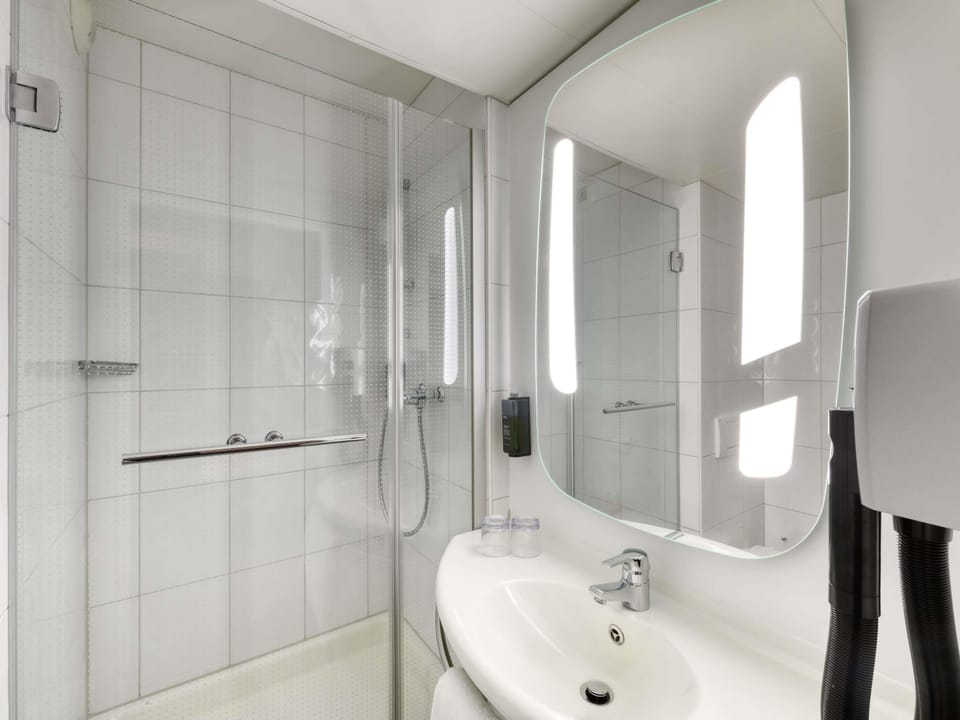 Blackout drapes, soundproofing, free cribs/infant beds, free WiFi