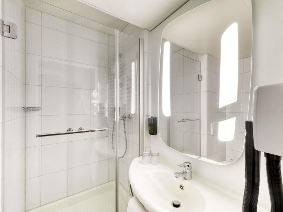 Blackout drapes, soundproofing, free cribs/infant beds, free WiFi