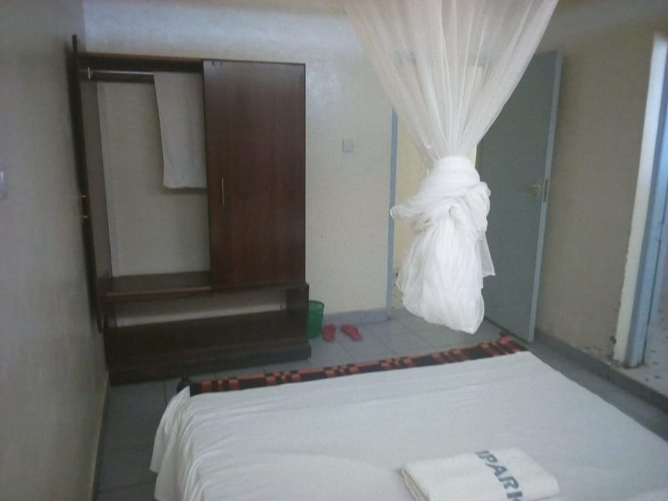 Double Room | Desk, bed sheets