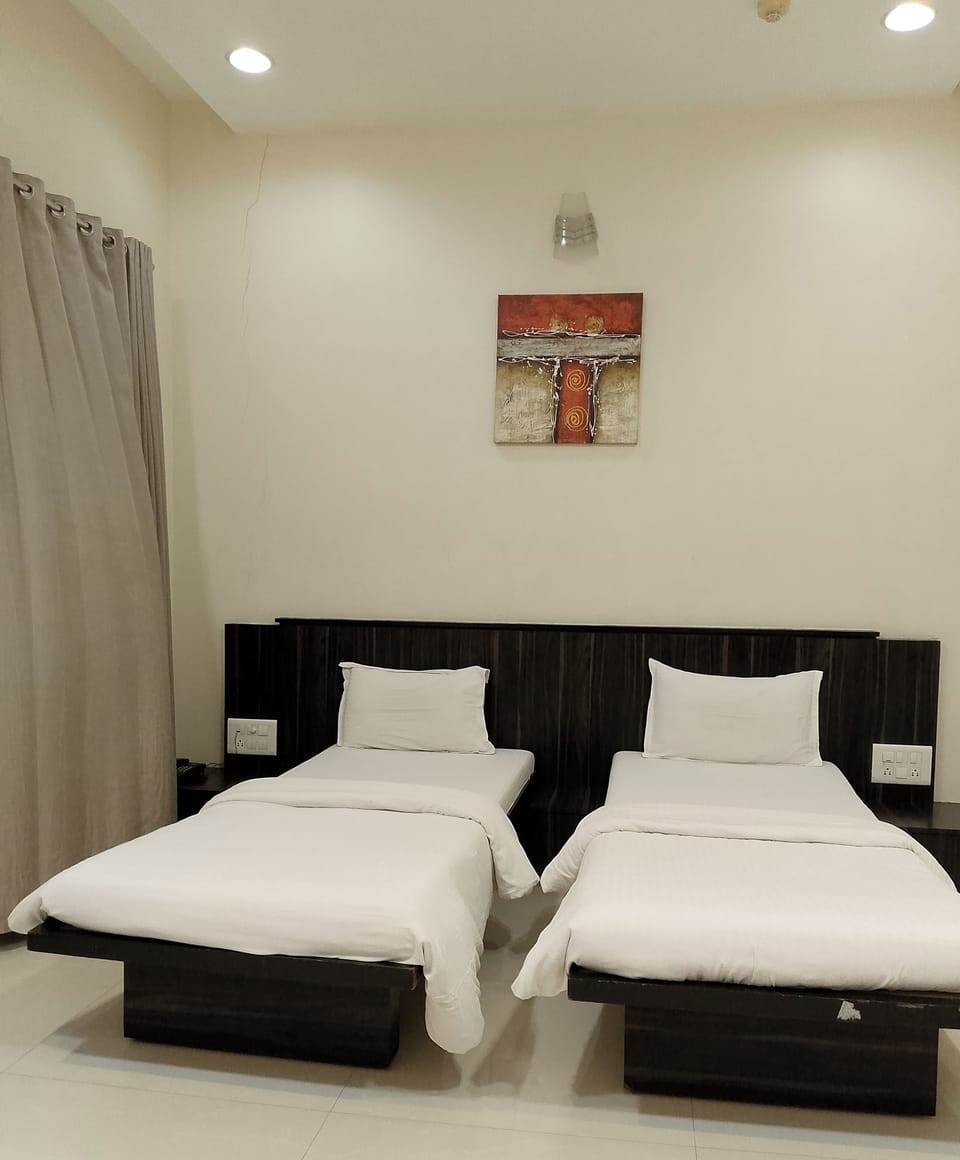 Deluxe Room | Individually decorated, individually furnished, bed sheets