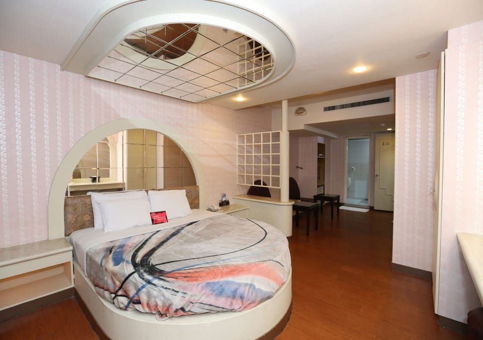 1 bedroom, minibar, desk, blackout drapes