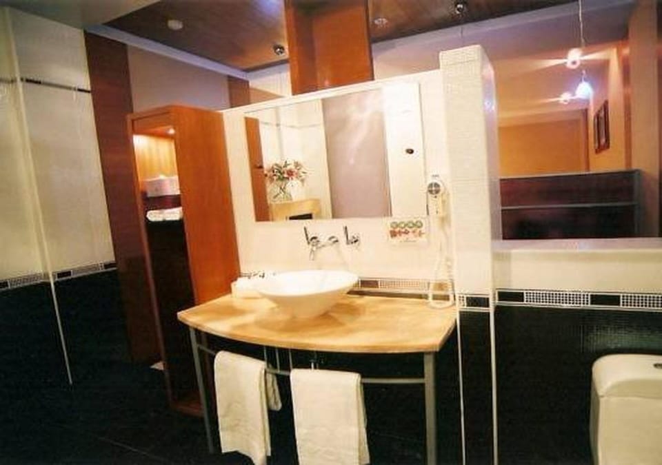 Combined shower/tub, hair dryer, towels, soap