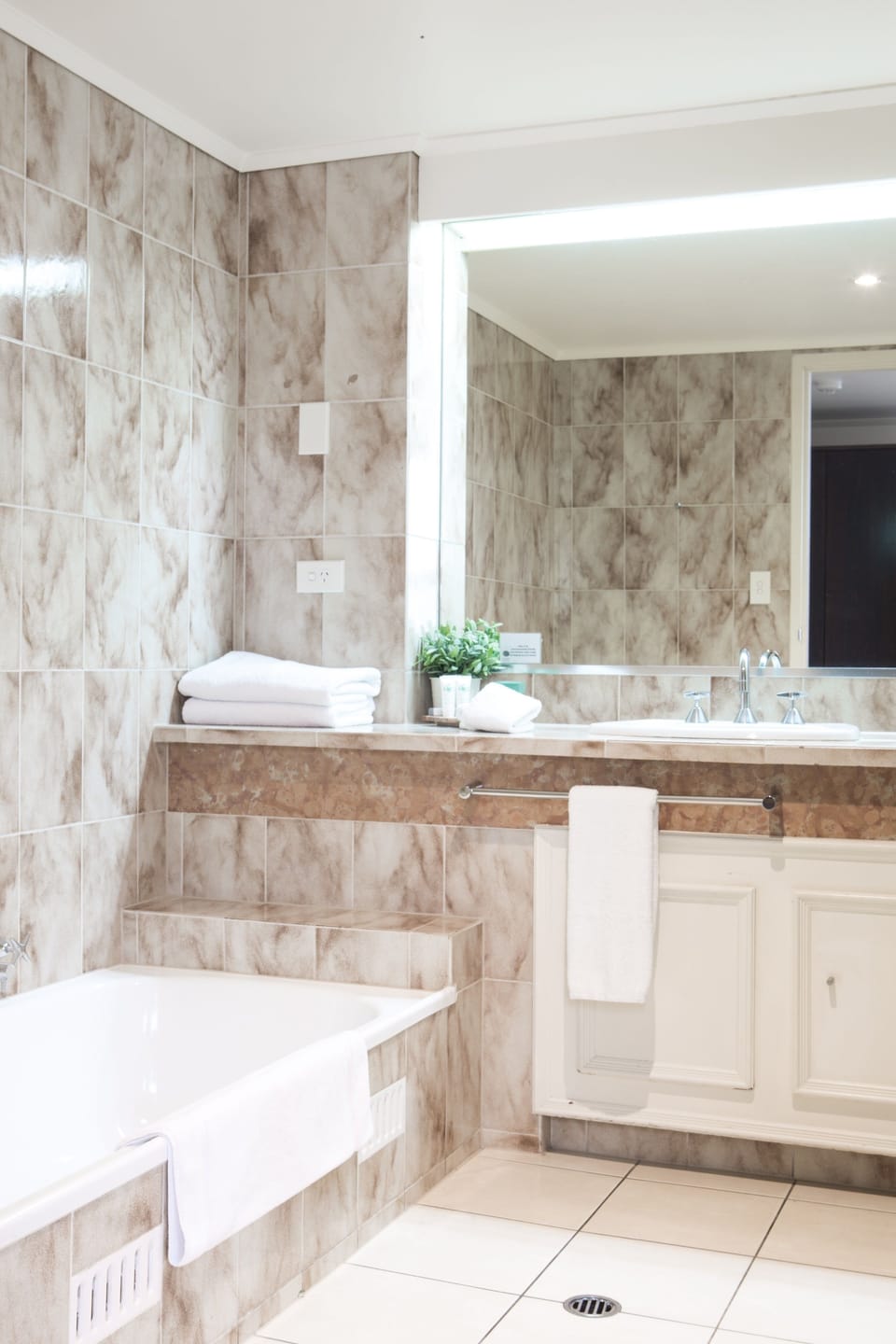 Standard Room | Bathroom | Separate tub and shower, free toiletries, hair dryer, towels