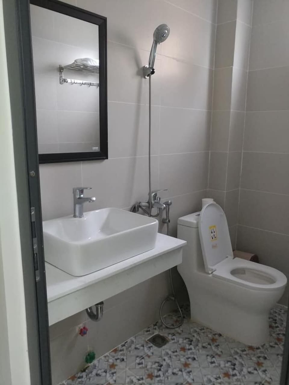 Standard Double Room | Bathroom | Shower, rainfall showerhead, free toiletries, hair dryer