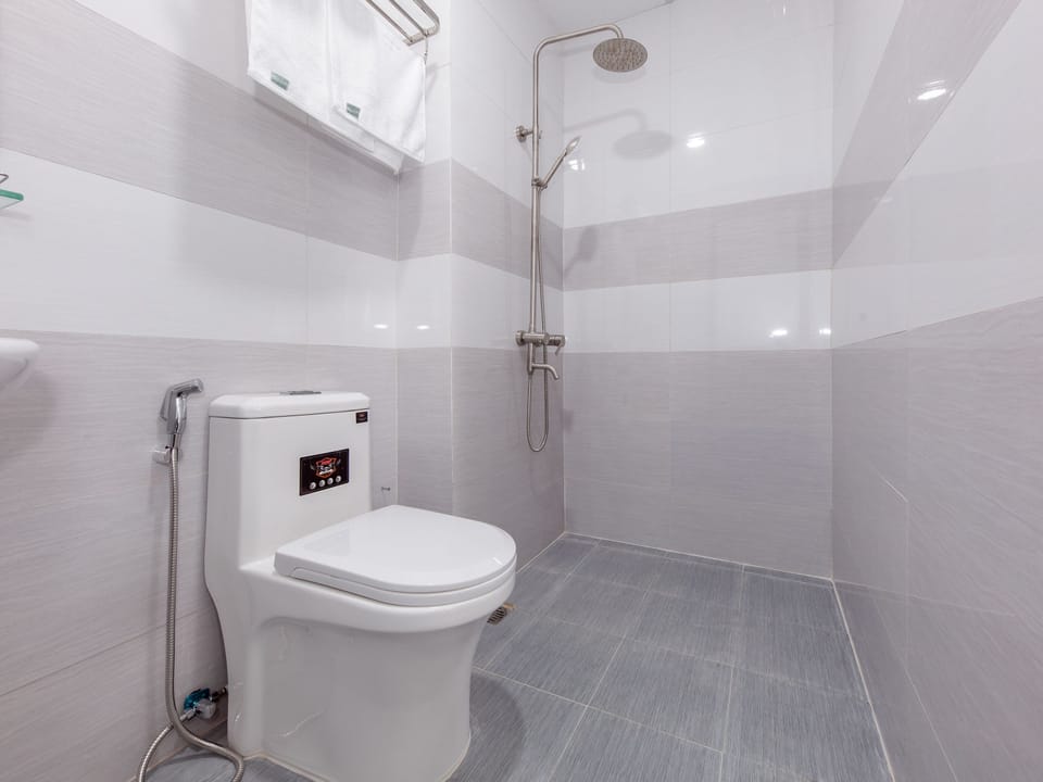 Studio | Bathroom | Shower, free toiletries, slippers, bidet