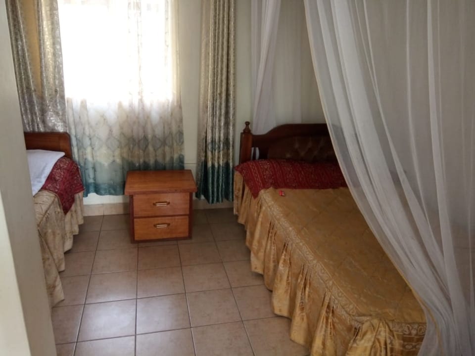 Twin Room | Desk, iron/ironing board, free WiFi, bed sheets