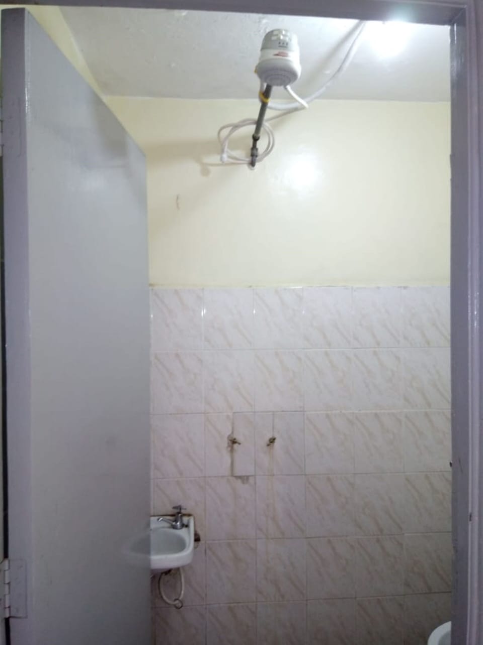Double Room | Bathroom | Shower, rainfall showerhead, free toiletries, towels