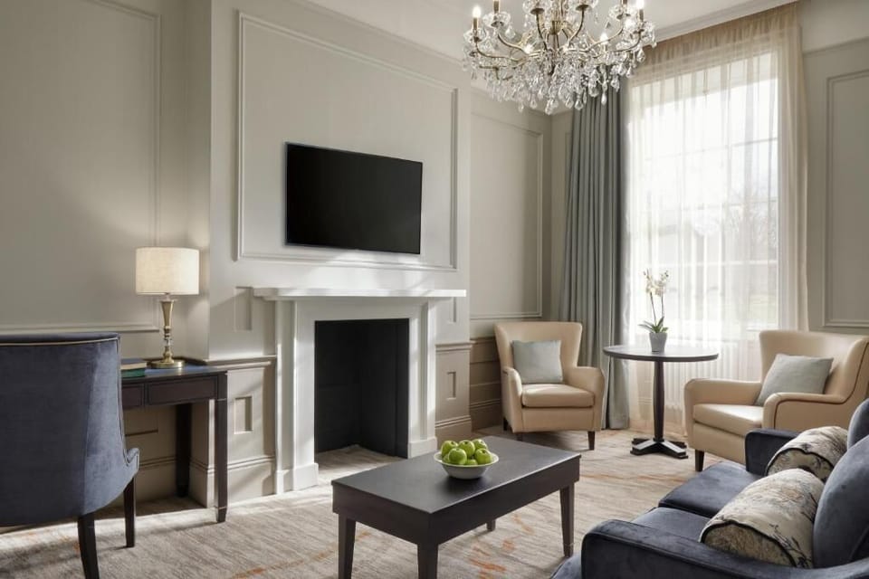 Superior Suite | Living area | 1-inch LED TV with satellite channels, TV