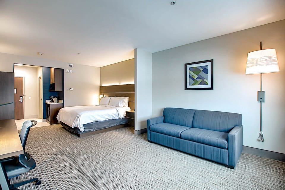 Suite, 1 King Bed | Desk, laptop workspace, soundproofing, free cribs/infant beds