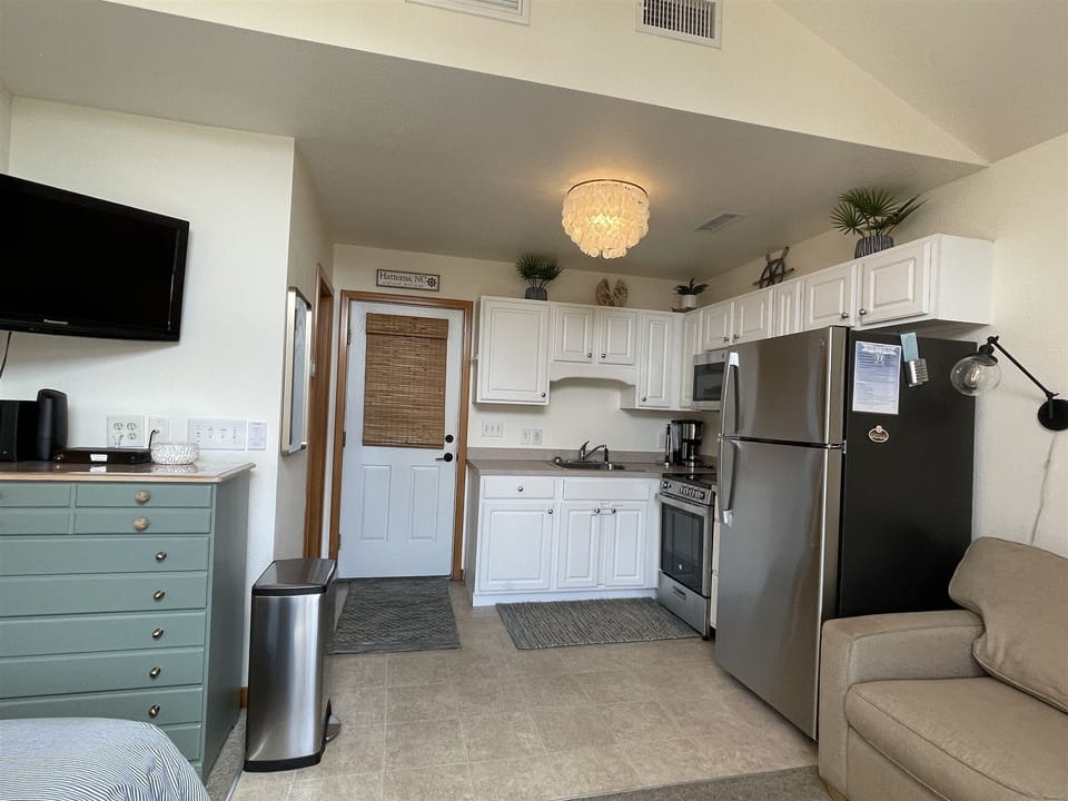 Studio | Private kitchen | Fridge, microwave, coffee/tea maker, cookware/dishes/utensils