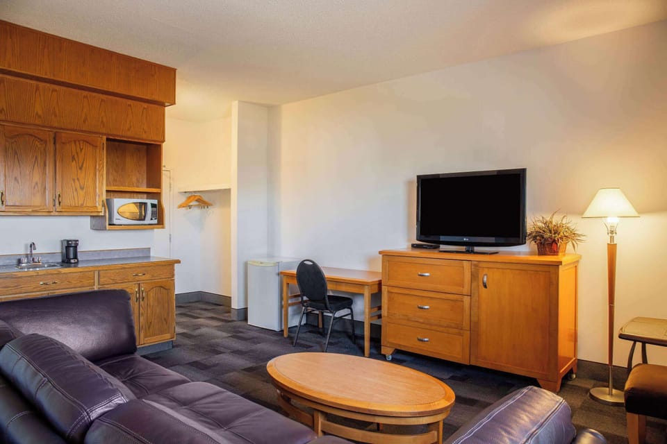 Deluxe Room, 1 Queen Bed, Non Smoking | Premium bedding, desk, blackout drapes, iron/ironing board