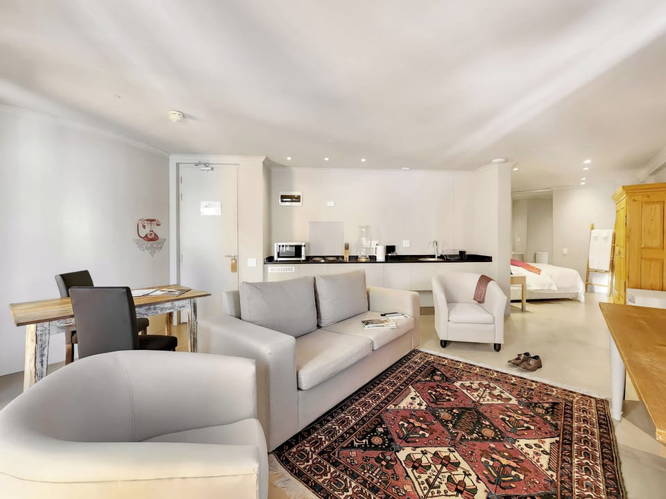 Deluxe Suite 301 / Kitchenette & Sleeper | 1 bedroom, Egyptian cotton sheets, premium bedding, in-room safe