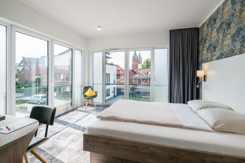 Comfort Single Room | Hypo-allergenic bedding available, in-room safe, desk, laptop workspace