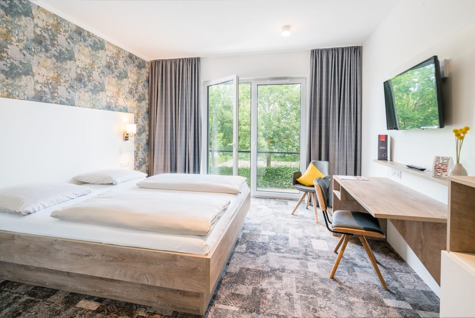 Comfort Double Room | Hypo-allergenic bedding available, in-room safe, desk, laptop workspace