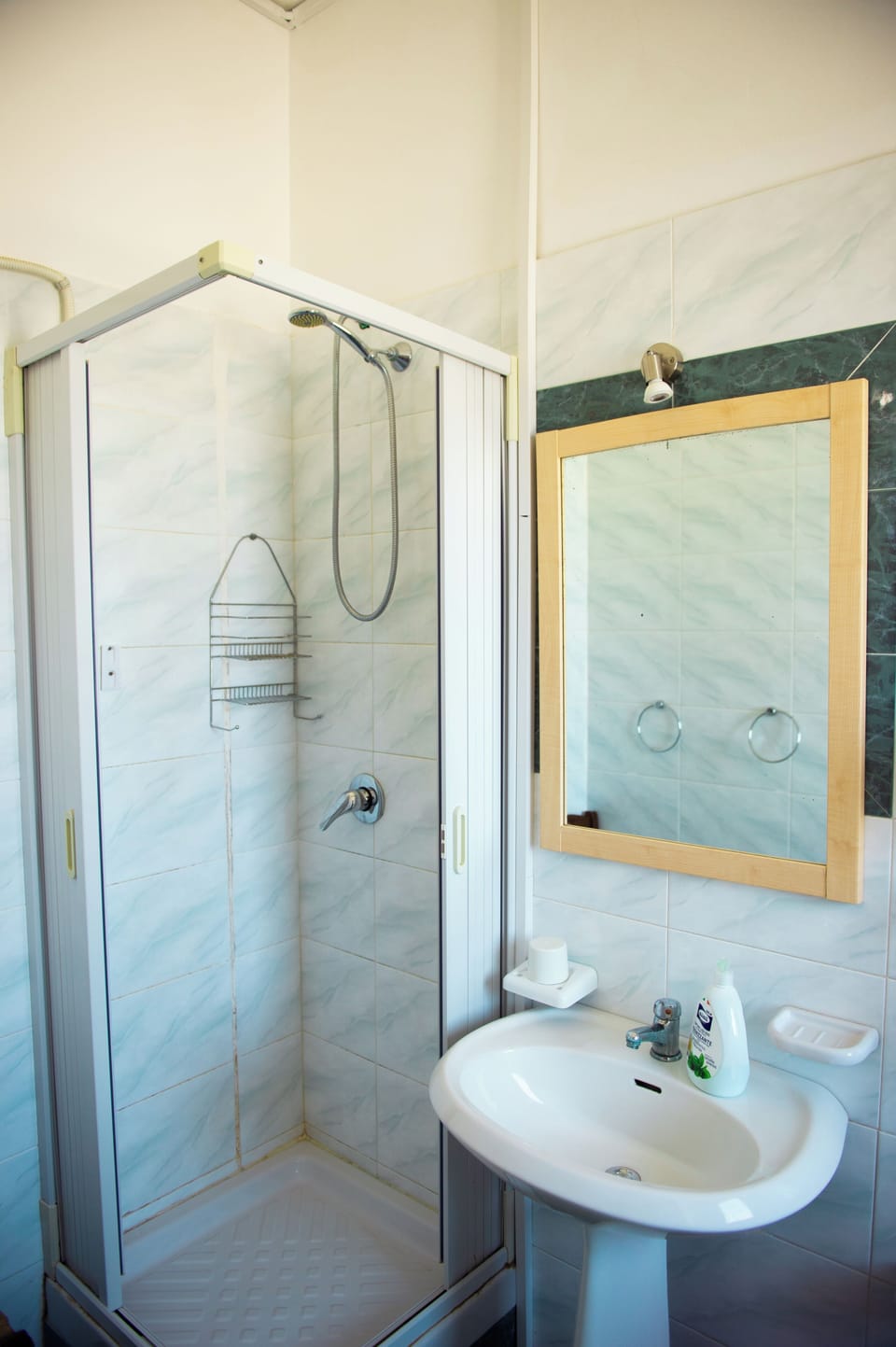 Standard Triple Room | Bathroom | Shower, bidet, towels