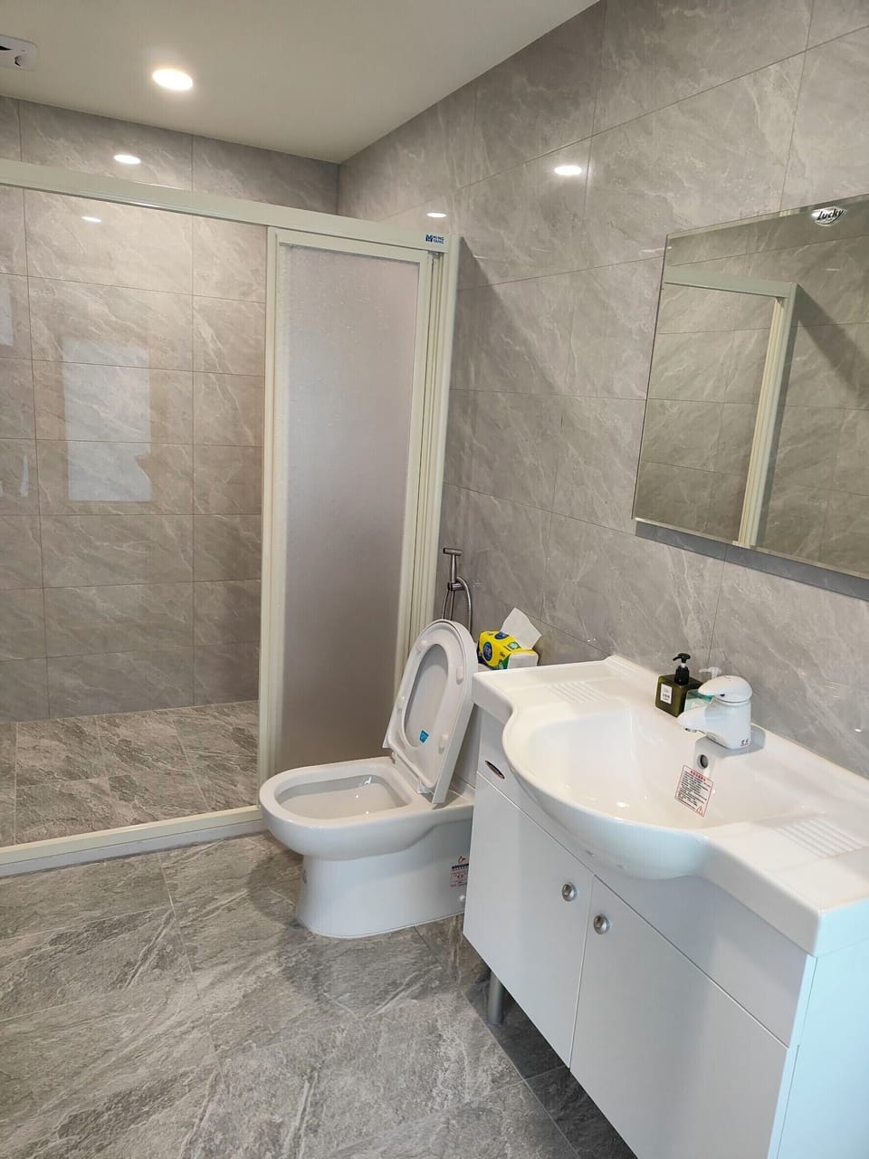 Panoramic Room | Bathroom | Shower, free toiletries, hair dryer, slippers