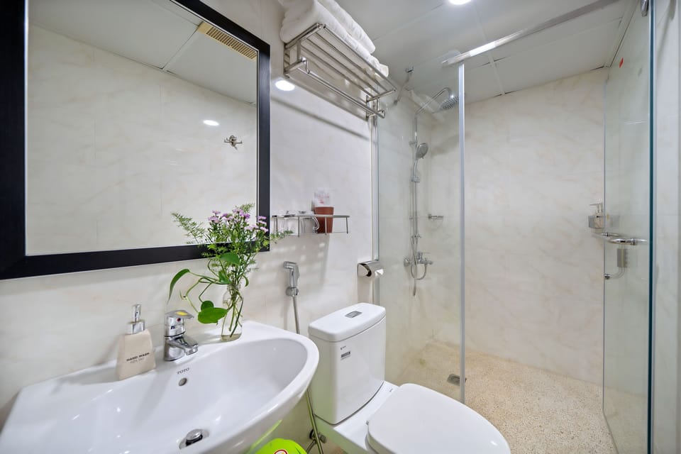 Shower, rainfall showerhead, free toiletries, hair dryer