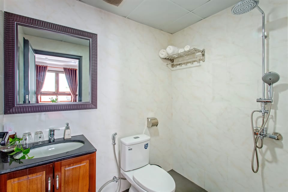 Shower, rainfall showerhead, free toiletries, hair dryer