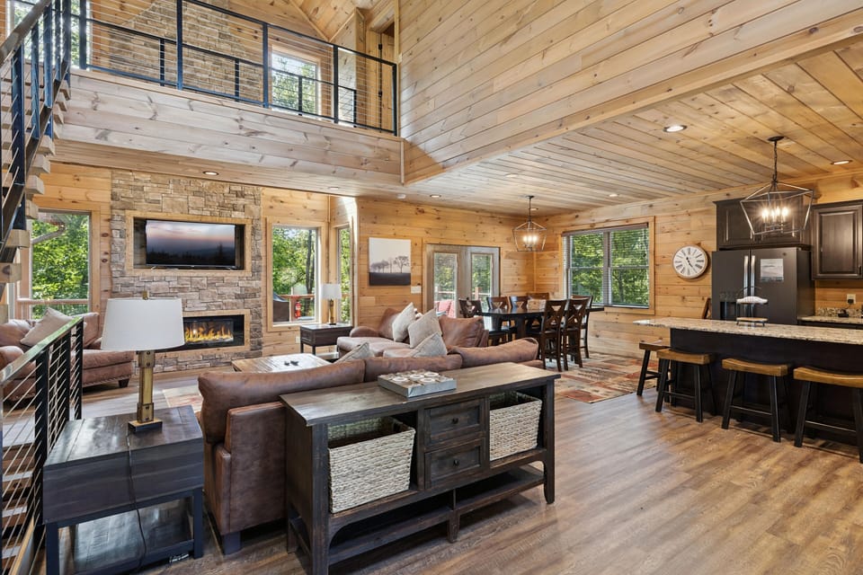 Cabin, 4 Bedrooms | Living area | 30-inch Smart TV with cable channels, TV
