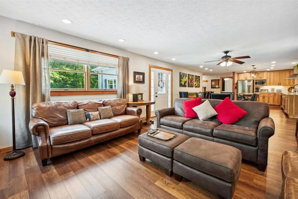 Cabin, Multiple Bedrooms | Living room | 30-inch Smart TV with cable channels, TV