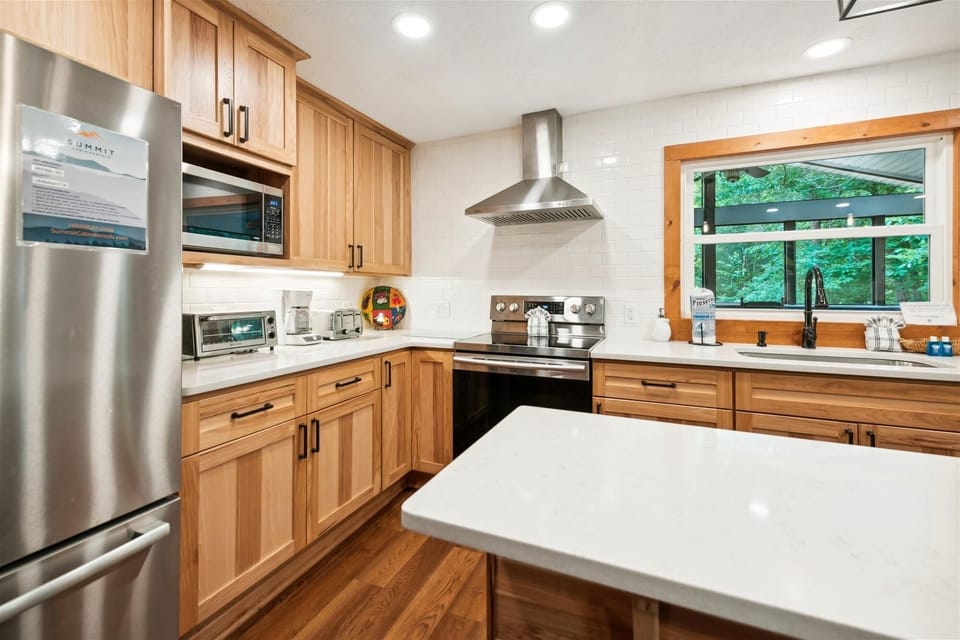 Cabin, Multiple Bedrooms | Private kitchen | Coffee/tea maker, fridge, oven, toaster