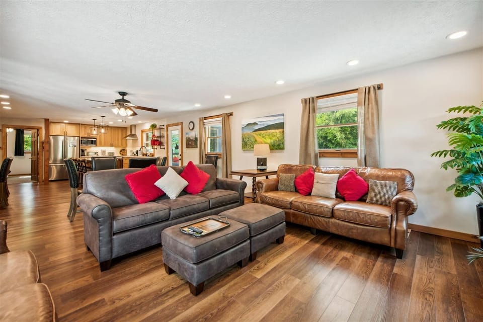 Cabin, Multiple Bedrooms | Living room | 30-inch Smart TV with cable channels, TV