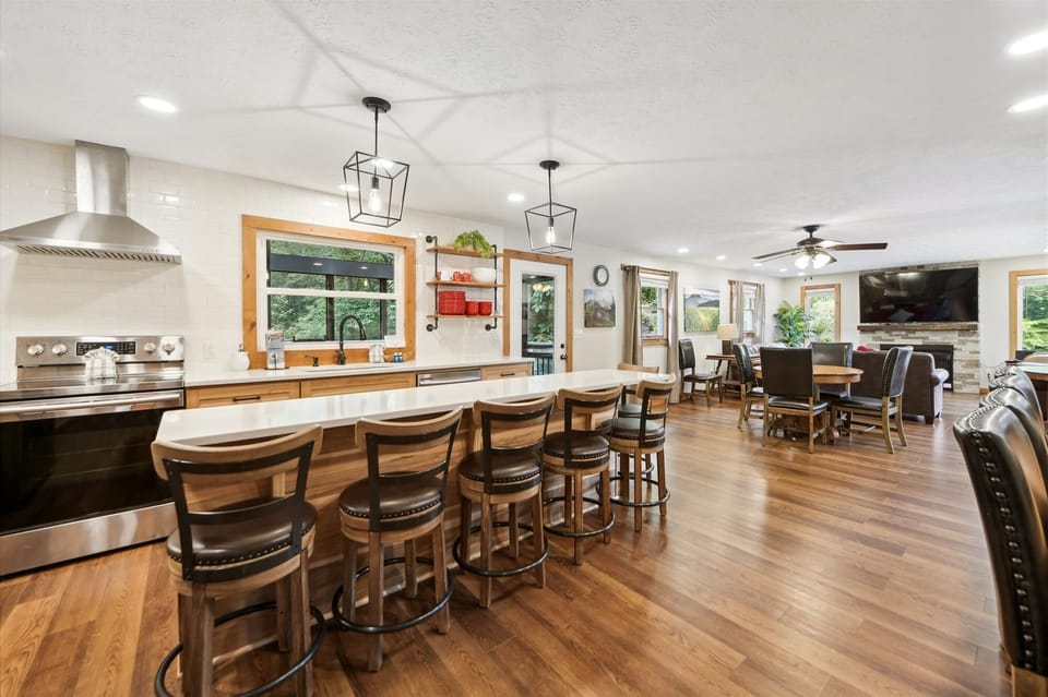 Cabin, Multiple Bedrooms | Private kitchen | Coffee/tea maker, fridge, oven, toaster