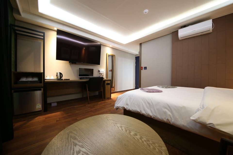 Premium LED Mask Room | Individually decorated, individually furnished, laptop workspace