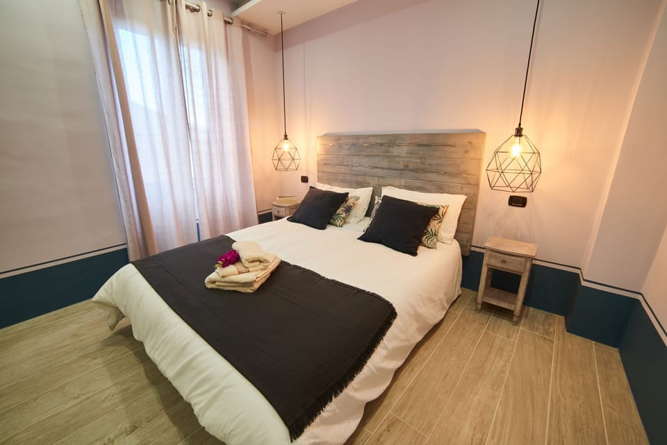 Deluxe Room | Down comforters, desk, laptop workspace, soundproofing