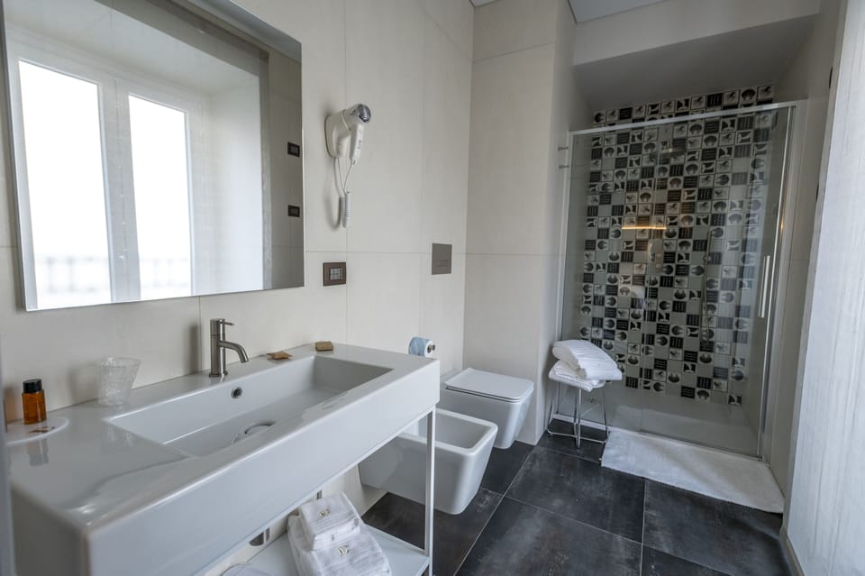 Comfort Room (Efesto) | Bathroom | Shower, rainfall showerhead, free toiletries, hair dryer