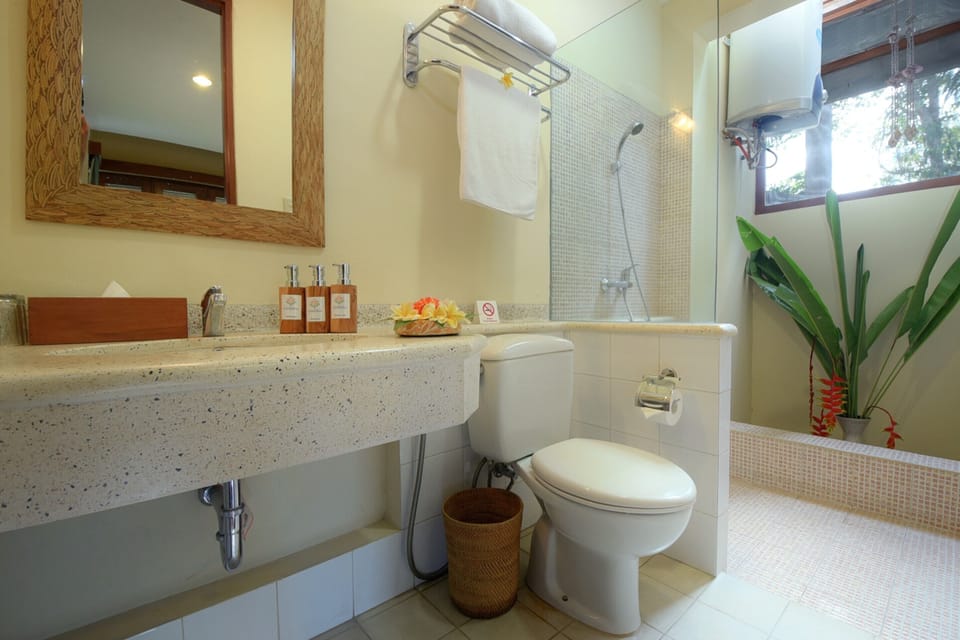 Marigold Room | Bathroom | Shower, free toiletries, slippers, towels