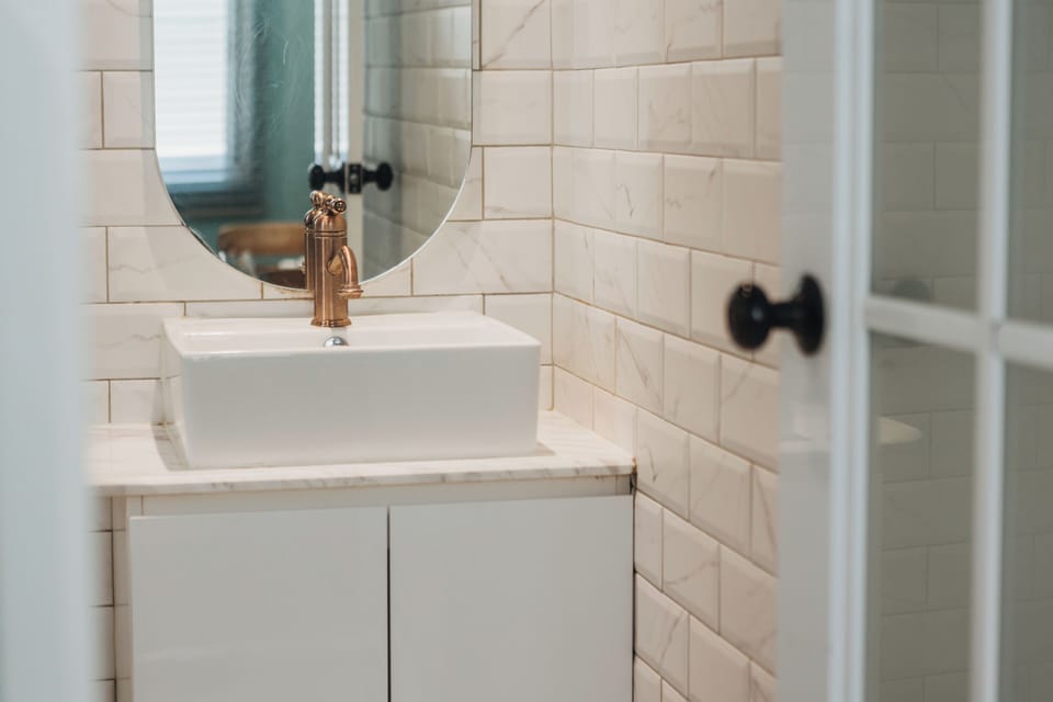 Deluxe Quadruple Room | Bathroom | Shower, hydromassage showerhead, hair dryer, slippers