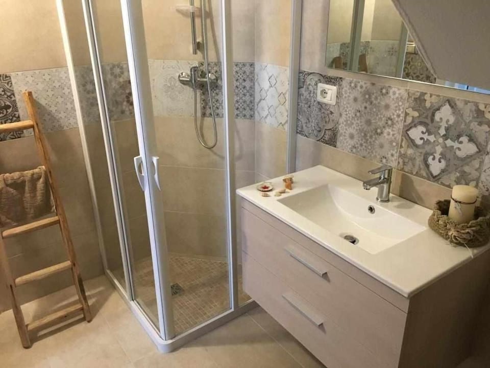 Shower, rainfall showerhead, free toiletries, bidet